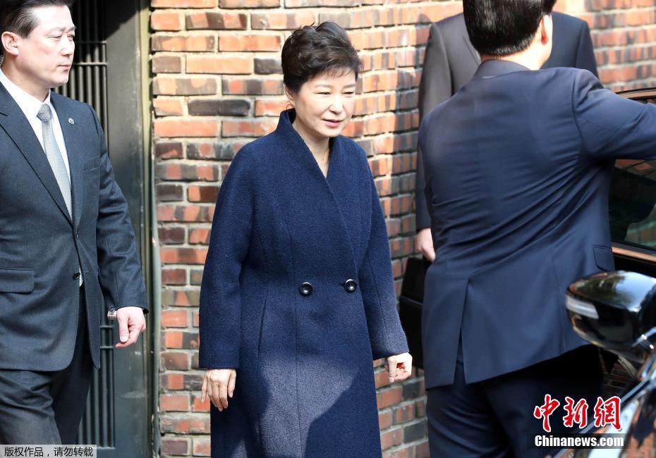 当地时间3月21日，韩国检察厅特别调查本部于21日上午9时(🔩)30分传唤前总统朴槿惠，对她受贿、滥用职权等嫌疑进行调查，朴槿惠将成为韩(📵)国宪政史上第四位被检方传讯的总统。图为朴槿惠在安保人员的保护下离开居住地。